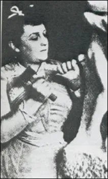 Camille Claudel aurait sombr dans la paranoa. Pendant combien d'annes fut-elle enferme en asile psychiatrique ?