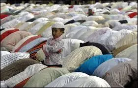 Sous la direction de qui prient-ils ?