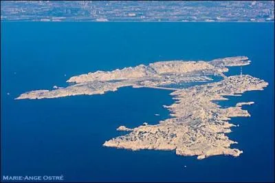 Comment s'appelle l'ensemble d'les se trouvant en face du port de Marseille ?