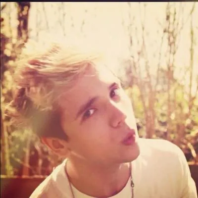 Dans quel groupe était-il avant d'entamer son solo ?