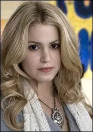 Quelle est l'attitude de Rosalie vis-à-vis de Bella ?