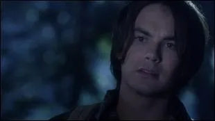 Pourquoi Caleb reste-t-il à Ravenswood après Halloween, dans le 13ème épisode ?