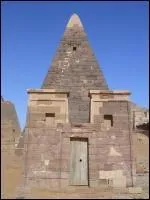 Pour quel pharaon, cette pyramide a-t-elle été construite ?
