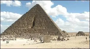 Pour quel pharaon, cette pyramide a-t-elle été construite ?