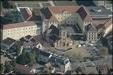 Nous survolons la ville Auvergnate d'Yzeure. Nous sommes dans le ciel du département n°...