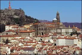 Connue pour ses lentilles vertes et sa dentelle, la ville du Puy-en-Velay se situe dans le département de...