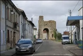 Nous nous promenons dans les rues de la ville Girondine de Sauveterre-de-Guyenne. Nous sommes en région ...