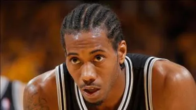 Kawhi Leonard est élu dans la deuxième meilleure équipe défensive de la saison, une progression fulgurante pour ce joueur qui n'est en NBA que depuis ___ .