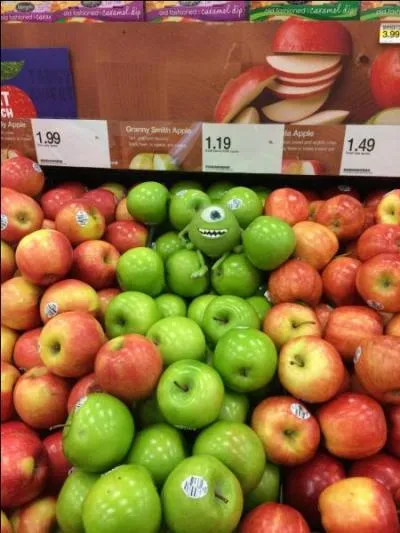 En regardant bien, que voit-on parmi les pommes ?