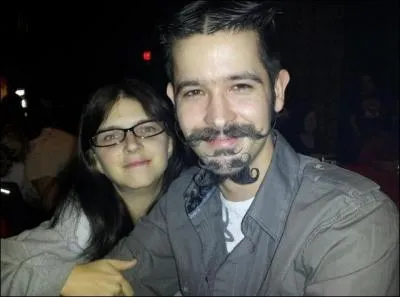 Il collectionne les moustaches celui-ci ! Combien en a-t-il ?