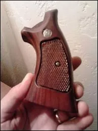 La crosse permet de tenir l'arme à feu, mais elle est aussi... ?