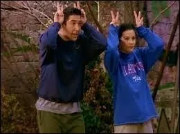 Dans quelle série célèbre Ross et Monica sont-ils frère et sur ?