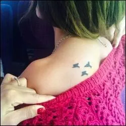 Parlons maintenant de ses tatouages. Que représente celui-ci et où se situe-t-il ? (1 seule réponse)