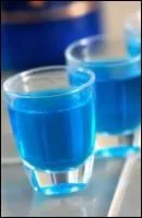 Si vous versez dans un verre shooter : 1/3 de Vodka, 1/3 de Tequila et 1/3 de Curaçao bleu, quel cocktail obtenez-vous ?