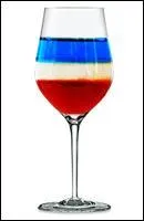 "Le champion de France" est un cocktail réalisé grâce à une superposition de plusieurs ingrédients. Mais quel ingrédient est utilisé pour donner la couleur blanche ?