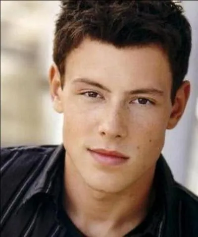 Juillet- Hollywood était en état de choc quand la vedette chouchou de la série Glee Cory Monteith a été découvert sans vie dans sa chambre d'hôtel de Vancouver, à seulement 31 ans. Quel était le nom de son personnage dans la série Glee ?