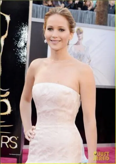 Février- Jennifer Lawrence a toujours dit qu'elle était maladroite, mais qu'est-il arrivé pendant son moment de gloire lors de la cérémonie des Oscars ?