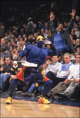Cette mascotte du nom de "Thunder" a dunké au-dessus de nombreuses célébrités comme Jamie Foxx, Daniel Craig ou encore Pete Sampras, mais quels supporters peuvent admirer "Thunder" ?