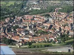 Connue grâce au film "Bienvenue chez les Ch'tis", la ville de Bergues fortifiée par Vauban se situe dans le département ...