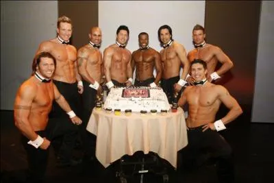 Ils -------- venus très tôt et ils -------- souhaité un bon anniversaire. Ils ------- partis très tard.