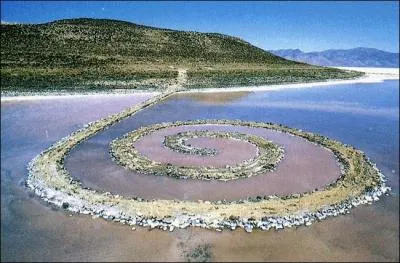 Spiral Jetty prend la forme d'une spirale de 450 m de long et 4 m de large. Cette oeuvre du land art est réalisée par le sculpteur américain...