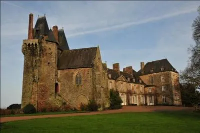 Quel est ce château d'Ille-et-Vilaine, dominant la plaine de Tinténiac, pour la petite histoire, Duguesclin y aurait été armé chevalier dans sa chapelle ?