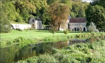 Quelle est cette abbaye située au bord de l'Andelle et affiliée à Citeaux ?
