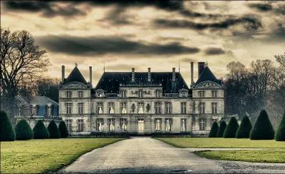 Quel est ce château du département de l'Oise dont la cour d'honneur est encadrée de scènes de chasse qui a servi à Jean Cocteau pour le tournage du film "La Belle et la Bête" ?
