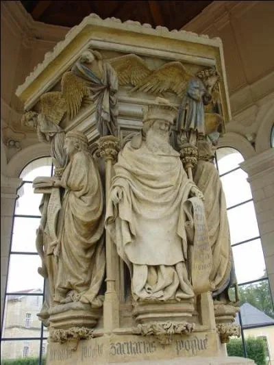 Quel sculpteur est l'auteur du puits de Moïse dans les restes de l'abbaye de Champmol près de Dijon ?