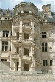 François 1er était un roi bâtisseur. On lui doit la construction ou la rénovation de nombreux châteaux. A quel château appartient ce célèbre escalier monumental ?