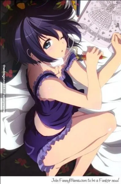 Je viens de 'Chûnibyô Demo Koi Ga Shitai'. J'ai la maladie du Chûnibyo. J'ai un cache-oeil et je porte une lentille de contact jaune.