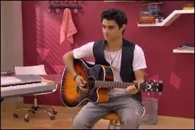 Quelle chanson interprète Tomàs sur cette photo ?