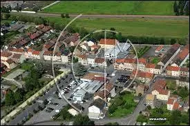 Voici la ville lorraine de Longlaville vue du ciel. Située dans l'arrondissement de Briey, c'est une commune du département ...