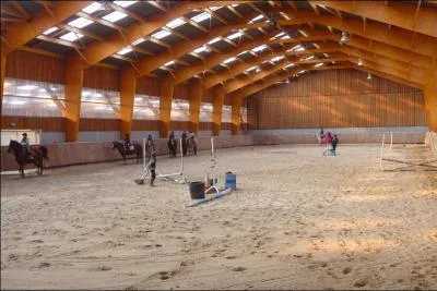Comment s'appelle cet endroit où les chevaux travaillent à l'intérieur ?