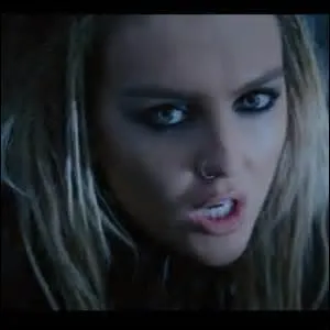 Dans "Salute", elle chante en solo en :