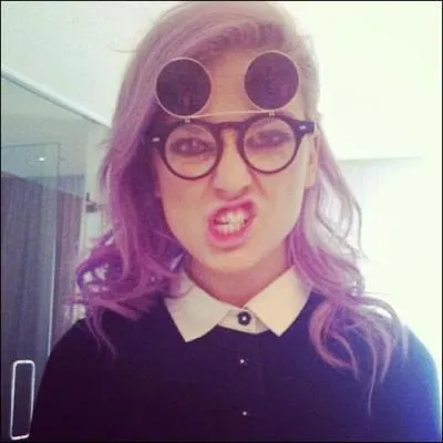 Elle a les cheveux violets dans :