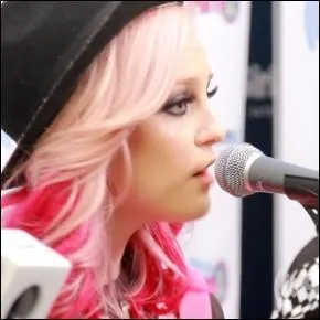 Dans quelle chanson ne chante-t-elle pas en solo ?