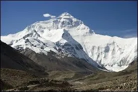 L'Everest, au Tibet, est le plus grand sommet du monde.