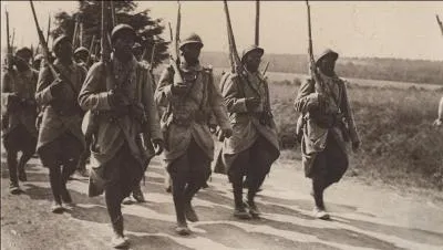 Le 09 juillet, la France et ses alliés enregistrent leur première victoire totale, l'ennemi abandonne le combat quelque part dans le monde. Où cela se passe-t-il ?