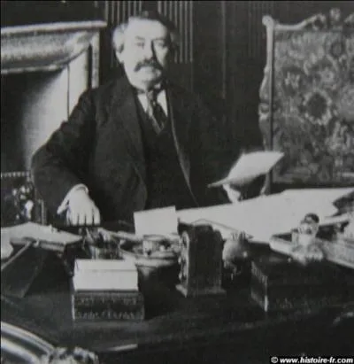 Le 29 octobre, le président du Conseil français René Viviani démissionne de son poste. Par qui est-il remplacé ?