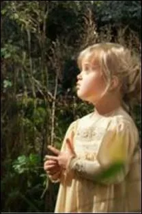 La jeune Aurore, dans le film "Maléfique", est interprété par la petite Vivienne. De qu'elle actrice est-elle la fille ? :