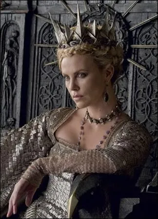 Dans quelle adaptation Charlize Theron endosse-t-elle le rôle de la méchante belle- mère ?