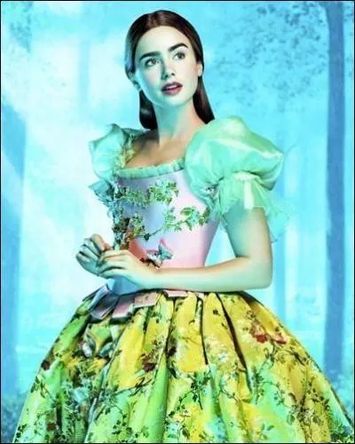 Dans quelle adaptation de conte Lily Collins (fille du célèbre chanteur Phil Collins) a-t-elle le rôle principal ?