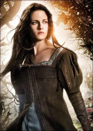 Kristen Stewart a elle aussi endossé le rôle de Blanche-Neige, mais dans cette version"Blanche-Neige et le Chasseur ", quel changement a été apporté ?