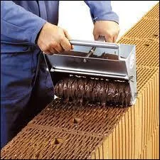 Le rouleau applicateur de maçon sert à consolider la pose de briques. De quoi est-il rempli ?