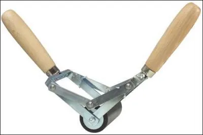 Posez vos papiers peints avec soin et employez le rouleau ------------ afin d'en aplatir les bords. Il en est fini des joints qui « bâillent ».