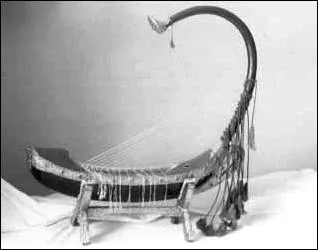Cette grande harpe d'origine birmane est un saung, elle porte aussi le nom de "saun gauk", mais aussi "saun gau" dont le pluriel est :