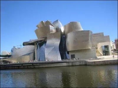 Dans le Pays-Basque espagnol, région en plein développement, se trouve un musée fait de pierre, de verre, d'eau et de titane. C'est le musée Guggenheim de ... .