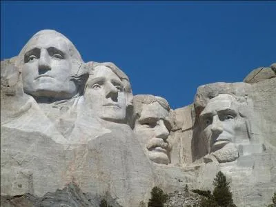 Le mémorial national du mont Rushmore, dans le Dakota du Sud, est une sculpture monumentale. Les présidents représentés sont George Washington, Thomas Jefferson, Theodore Roosevelt et ... .