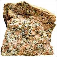 L'oeuvre a été sculptée dans une paroi granitique. Chaque visage mesure environ 18 m de haut. Le granite est une roche éruptive constituée de quartz, de feldspath et de ... .